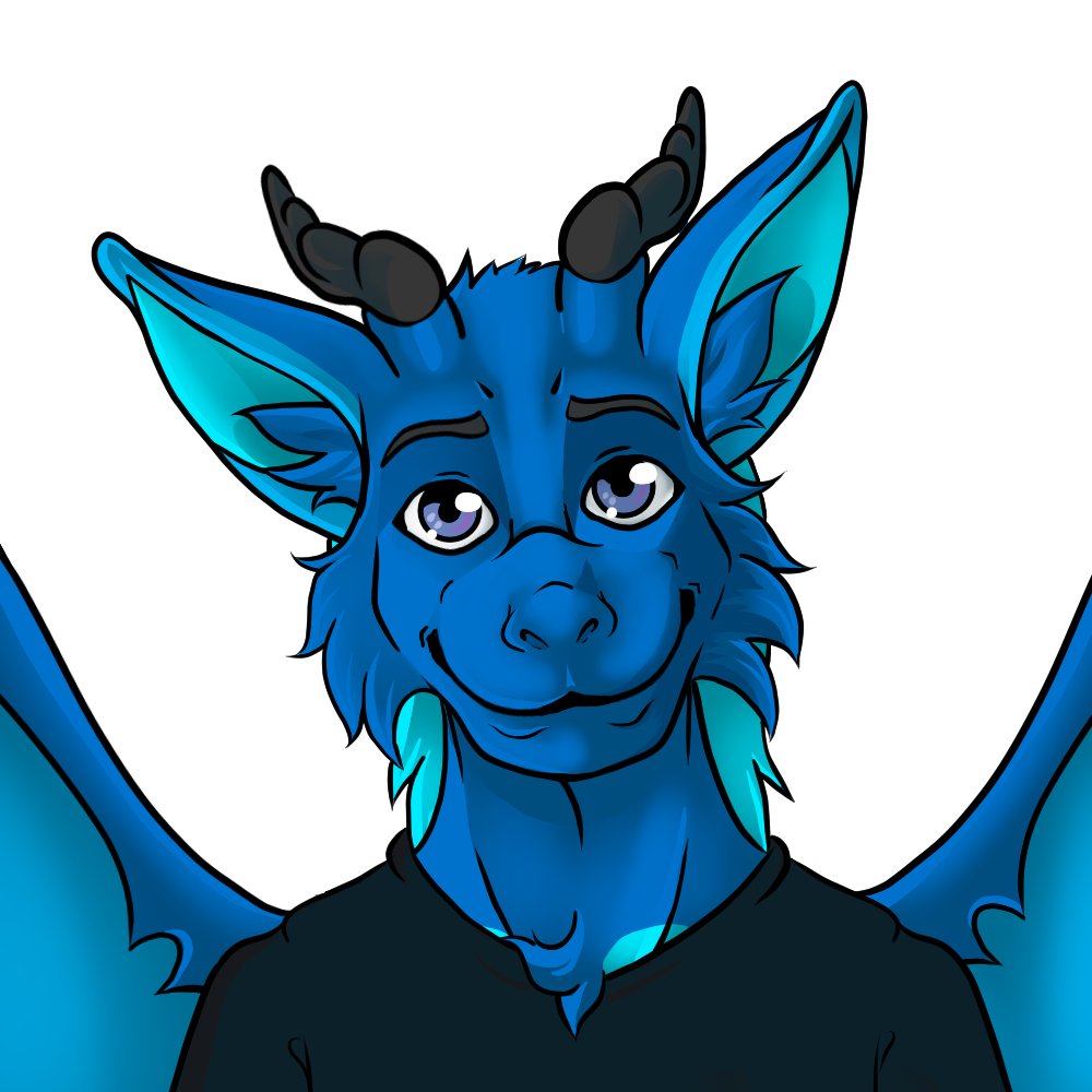 Ein frontales Bild eines blauen Drachens mit 2 Ohren, 2 schwarzen Hörnern und 2 blauen Flügel. Er trägt ein schwarzes Shirt.
